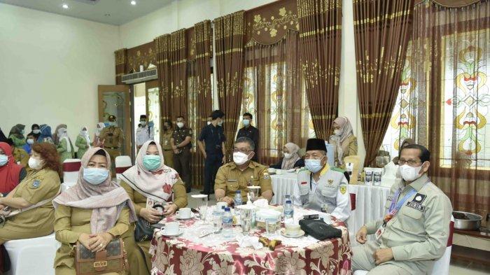 Johansyah (kanan) menyalurkan Bantuan Pendidikan dari Badan Amil Zakat Nasional (Baznas) Provinsi Jambi dan Corporate Social Responsibility (CSR) Bank Jambi untuk pondok pesantren, di Aula Rumah Dinas Bupati Tanjung Jabung Barat, Selasa (26/01/2021).