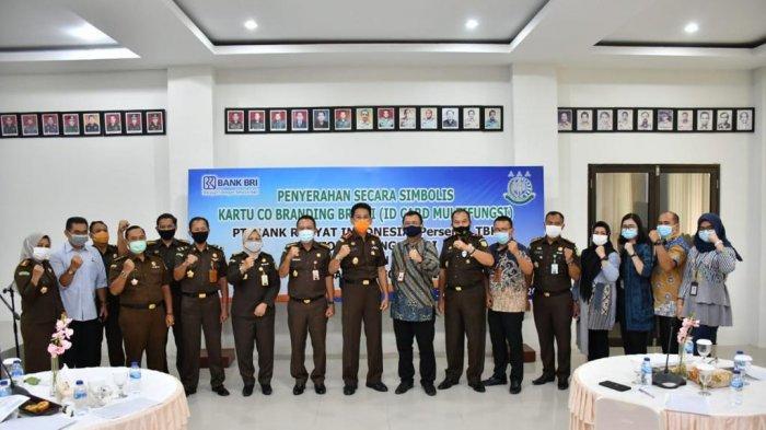 Foto bersama usai penyerahan Kartu Co Branding Brizzi