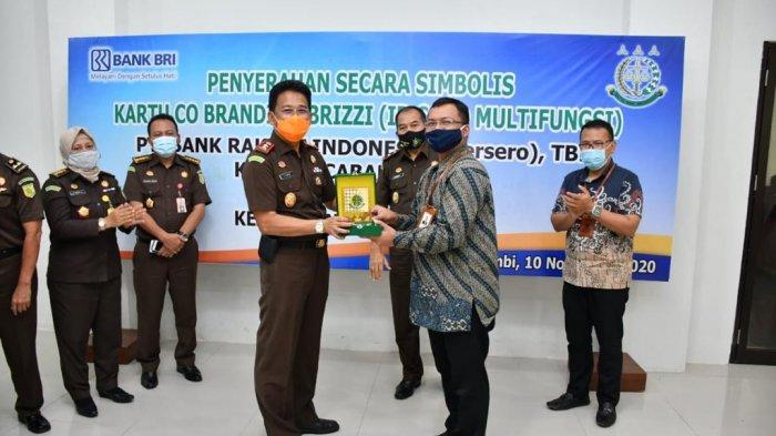 Penyerahan kartu Co Branding Brizzi secara simbolis kepada Aparatur Sipil Negara (ASN) yang ada di Kejati Jambi