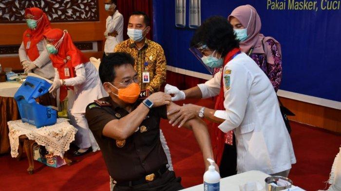 Kajati Jambi Johanis Tanak melakukan vaksinasi covid-19 Kamis, (28/1/2021)