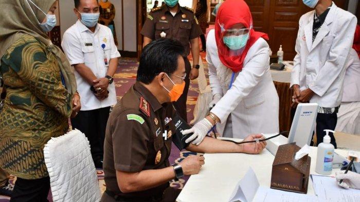 Kajati Jambi Johanis Tanak melakukan pemeriksaan kesehatan sebelum vaksinasi covid-19 Kamis, (28/1/2021)