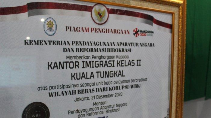 Piagam penghargaan predikat WBK (Wilayah Bebas dari Korupsi untuk Imigrasi Kuala Tungkal
