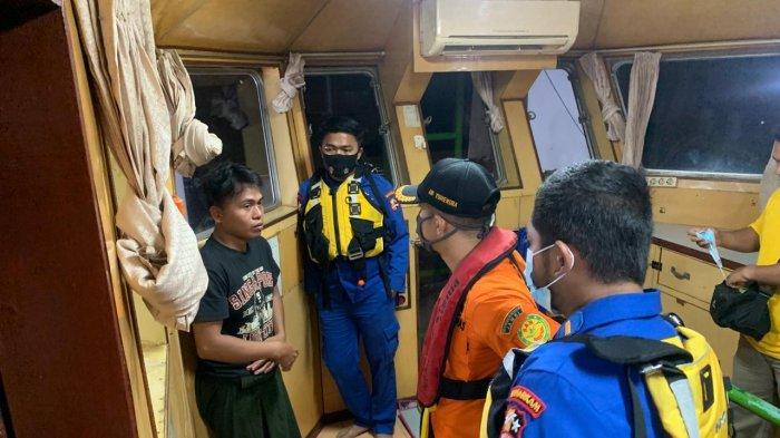 Kapal KM ASH 03 tabrak kapal Tugboat ASS Power yang sedang bersandar, Rabu (16/12/2020). Kejadian terjadi di Sungai Pengabuan. Petugas meminta keterangan awak kapal