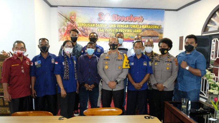 Kapolda Jambi, Irjen Pol A Rachmad Wibowo foto bersama perwakilan masyarakat Papua yang ada di Jambi.