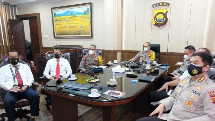 Kapolda Jambi Irjen Pol A Rachmad Wibowo mengikuti Rakor Penanganan Darurat Bencana Asap Akibat Karhutla Tahun 2021 via Zoom Meeting diruang Kerja Kapolda, Senin (08/03/21).