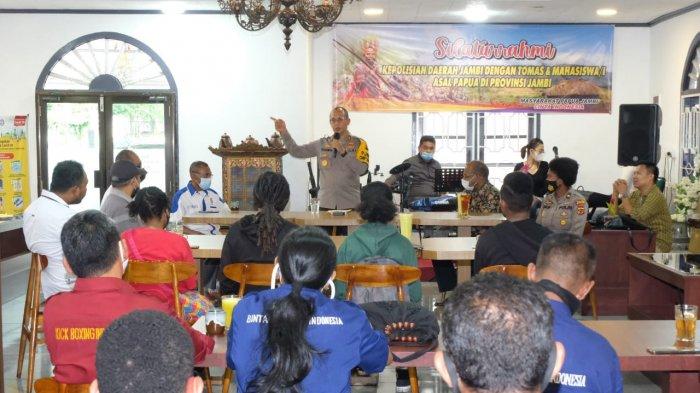 Kapolda Jambi, Irjen Pol A Rachmad Wibowo memberi sambutan saat silaturahmi dengan tomas, tokoh agama (Toga) dan Mahasiswa Papua di Jambi.