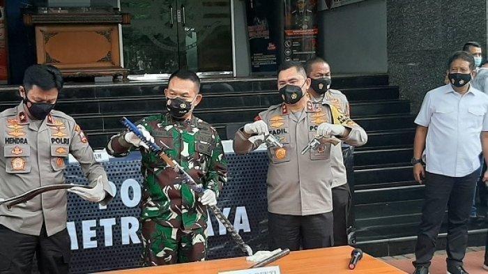 Kapolda Metro Jaya Irjen Fadil Imran, didampingi Pangdam Jaya Mayjen TNI Dudung Abdurachman di Mapolda Metro Jaya, Senin (7/12/2020) siang menjelaskan tentang penembakan terhadap 6 orang anggota kelompok pengikut Rizieq Shihab.
