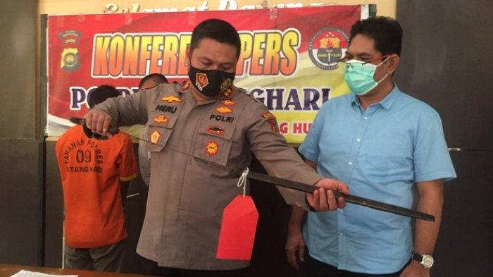 Kapolres Batanghari tunjukkan barang bukti milik pelaku.