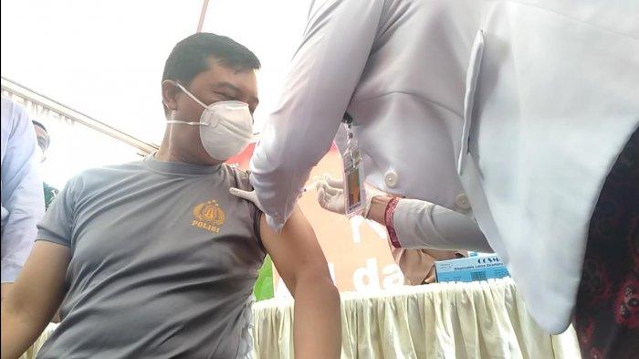 Kapolresta Jambi, Kombes Pol Dover Christian saat disuntik vaksin Covid-19.