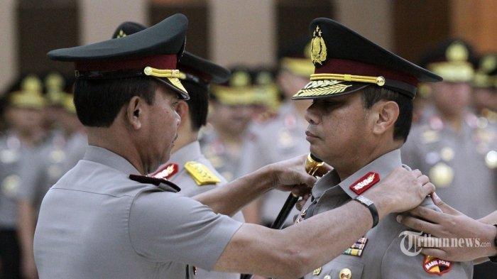 Kapolri Jenderal Polisi Idham Azis saat melakukan pengangkatan jabatan kepada pejabat baru Wakapolri Komjen Pol Gatot Eddy Pramono di sela-sela acara Serah Terima Jabatan Wakil Kepala Polri (Wakapolri) di gedung Bareskrim Mabes Polri, Jakarta Selatan, Selasa (7/1/2020).