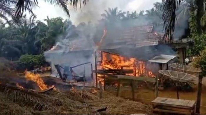 Kebakaran hebat menghanguskan dua unit rumah warga terjadi di Dusun Talang Pamesun, Kecamatan Jujuhan, Kabupaten Bungo