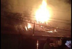 Diduga Konsleting Listrik, Satu Toko dan Rumah di Simpang Lima Tebo Hangus Terbakar