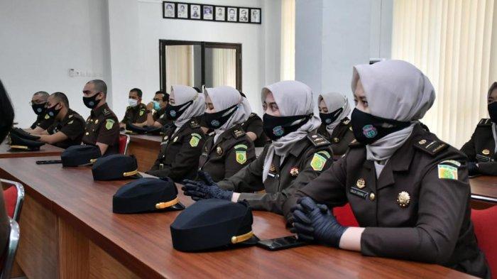Kejati Jambi menggelar upacara penutupan dan pelantikan peserta diklat PPPJ angkatan LXXVII (77) tahun 2020, Rabu (23/12).