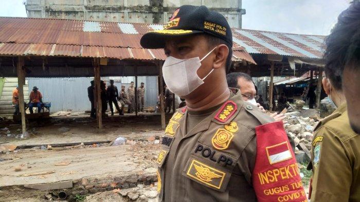 Kepala Satpol PP Kota Jambi, Mustari Affandi saat pembongkaran Pasar Kito.