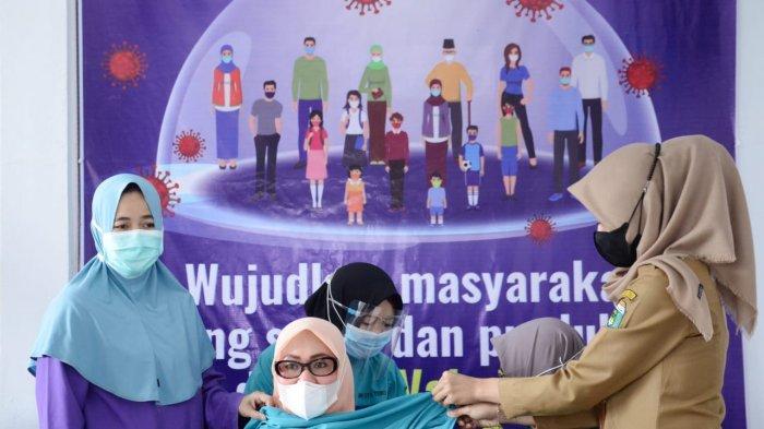 Ketua TP PKK Tebo Hj. Sainatul Lativa, SE., MM., Senin (22/2/2021) pagi, menjalani vaksinasi Covid-19 tahap kedua, di RSUD Sulthan Thaha Saifuddin Tebo.