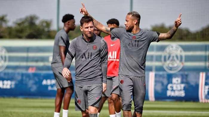 Lionel Messi bersama Neymar saat latihan PSG menjelang lawan Club Brugge di Liga Champions