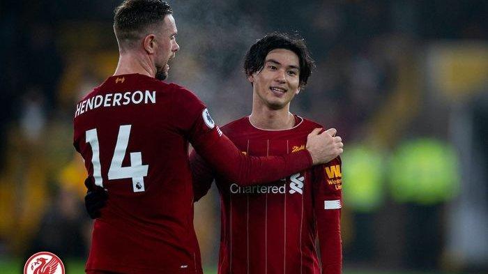 Penyerang Liverpool, Takumi Minamino, berbicara dengan kapten Jordan Henderson dalam laga Liga Inggris melawan Wolverhampton Wanderers di Stadion Molineux, Kamis (23/1/2020).