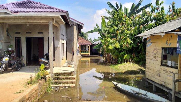 Luapan Sungai Batanghari yang juga telah memasuki area Buluran Kenali, Telanaipura, Kota Jambi, menyebabkan rumah-rumah di bantaran Danau Sipin mulai terendam banjir.