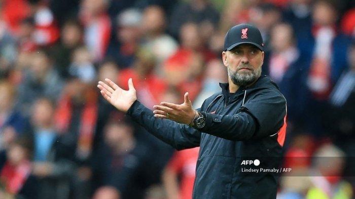 Manajer Liverpool Jerman Jurgen Klopp memberi isyarat dari garis samping selama pertandingan sepak bola Liga Premier Inggris antara Liverpool dan Burnley di Anfield di Liverpool, barat laut Inggris pada 21 Agustus 2021.