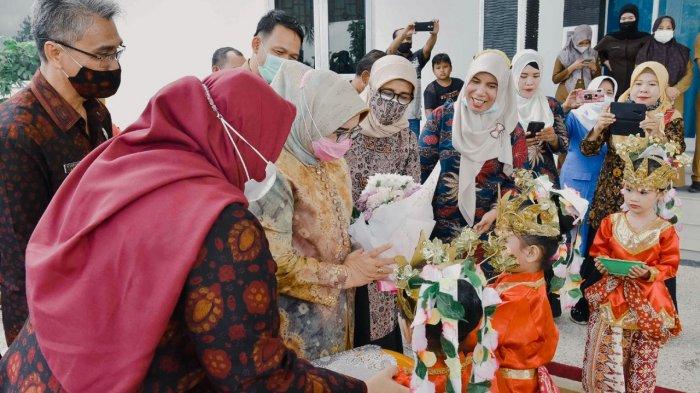 Bunda Paud Provinsi Jambi Hj Rahima Fachrori melantik Bupati Muaro Jambi, Hj Masnah Busro sebagai Bunda Paud Muaro Jambi