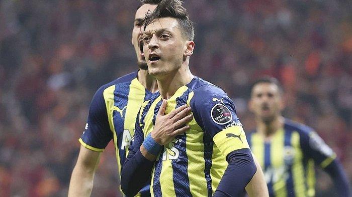 Mesut Ozil Mantan gelandang Arsenal itu kini bermain untuk Fenerbahce dan dikabarkan berencana membeli klub divusi tiga Liga Turki, Corum SK.