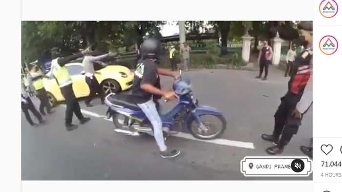 Polisi saat meminta pengendara mobil VW menepi sebelum akhirnya menerobos penyekatan dan menabrak anggota polisi