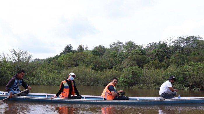 Naik sampan di Danau Tangkas