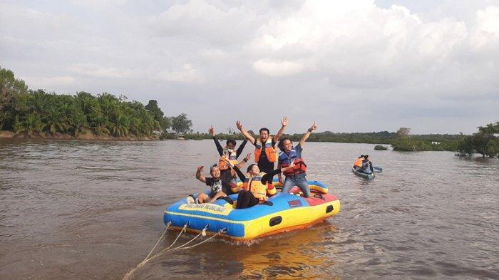 Naik speedboat yang disediakan di Danau Tangkas
