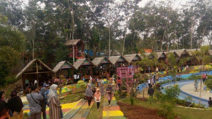 Pengunjung memadati objek wisata Sikumbang Waterpark Bangko, Jumat (1/1/2021).