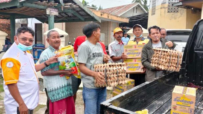 Farti Suandri, anggota Orari Lokal Jambi ikut membantu meringankan beban masyarakat yang terdampak banjir