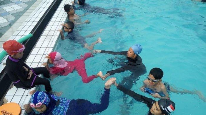 Anggota Oscar Swimming sedang berlatih.