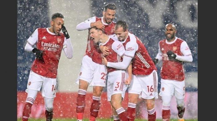 Para pemain Arsenal rayakan gol di tengah hujan Salju tahun baru 2021. Dalam laga melawan West Bromwich, Gunners menang telak 4-0 dan naik peringkat dari 14 ke 11 klasemen Liga Inggris