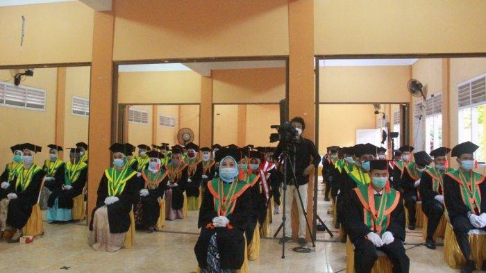 Para wisudawan dan wisudawati STAI An-Nadwah yang diwisuda menjadi sarjana