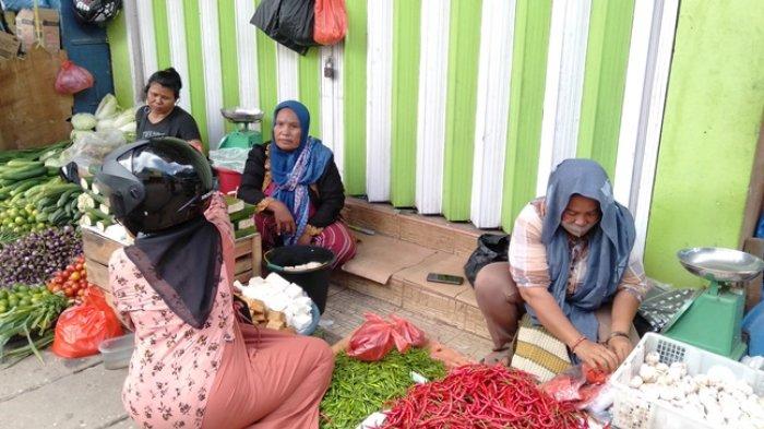 Pedagang Gang Ikan Asin yang menjajakan beberapa barangnya di depan ruko yang hendak dijadikan posko penertiban PKL