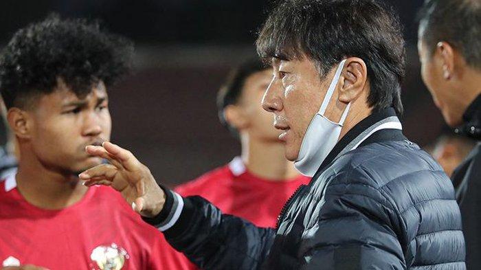 Pelatih Timnas U-23 Indonesia, Shin Tae-yong berbincang dengan para pemain Garuda Muda