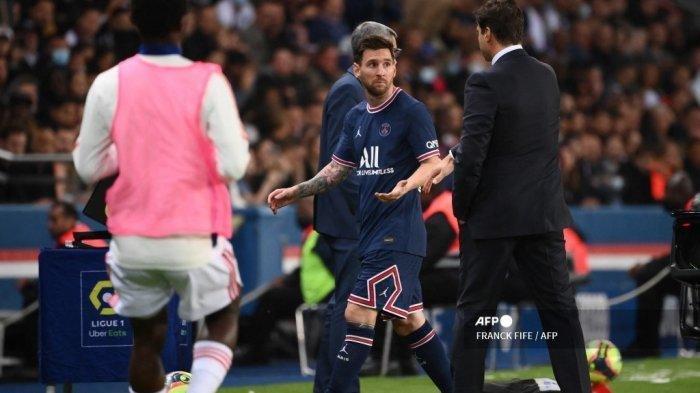 Pemain depan Paris Saint-Germain Argentina Lionel Messi (tengah) meninggalkan lapangan setelah mengobrol dengan pelatih kepala Paris Saint-Germain asal Argentina Mauricio Pochettino selama pertandingan sepak bola L1 Prancis antara Paris-Saint Germain (PSG) dan Olympique Lyonnais di Stadion Parc des Princes di Paris pada 19 September 2021.