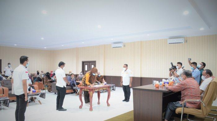 Rabu (31/03/2021), Pemerintah Kabupaten Tebo bersama Fakultas Ekonomi dan Bisnis Universitas Jambi melakukan penandatanganan kerja sama di berbagai bidang di Aula Kantor Bakeuda.
