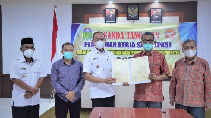 Rabu (31/03/2021), Pemerintah Kabupaten Tebo bersama Fakultas Ekonomi dan Bisnis Universitas Jambi melakukan penandatanganan kerja sama di berbagai bidang di Aula Kantor Bakeuda.