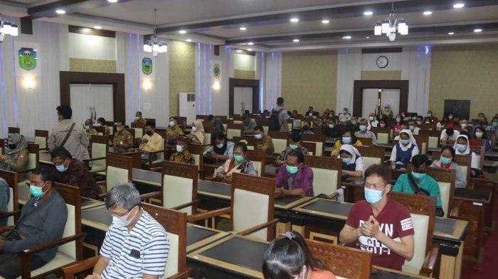 Pemerintah Provinsi Jambi melalui Dinas Kesehatan memberikan suntikan vaksin covid-19 bagi 200 tokoh agama di Provinsi Jambi, Senin (22/3) bertempat di ruang pola kantor gubernur Para tokoh agama yang mendapatkan vaksin tersebut adalah tokoh agama Islam NU, Katolik, Kristen, Budha dan Hindu.