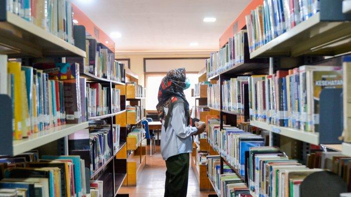 Pengunjung di Perpustakaan Provinsi Jambi.