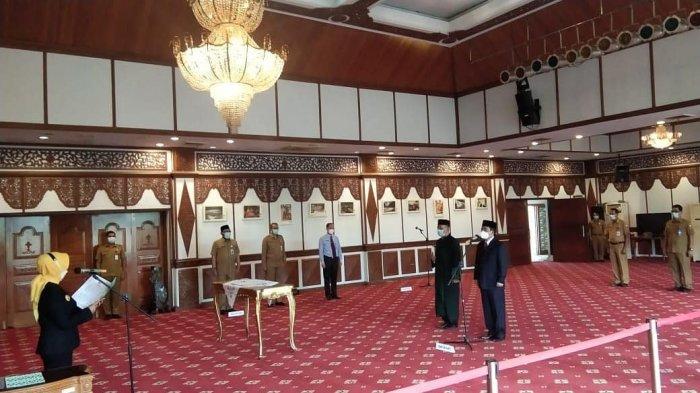 Penjabat Gubernur Jambi Dr. Hari Nur Cahya Murni melakukan Pelantikan dan Pengambilan Sumpah Jabatan Pejabat Fungsional Dokter Ahli Utama dr.Rustam,M.Kes, yang bekerja di Rumah Sakit Umum Daerah Raden Mattaher.