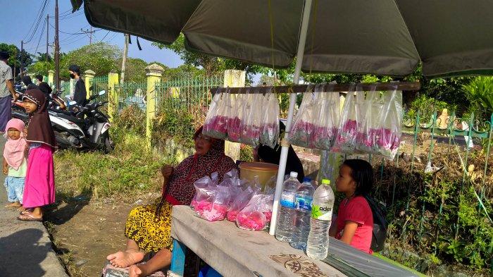 Bunga tabur di sekitaran TPU Puncak.