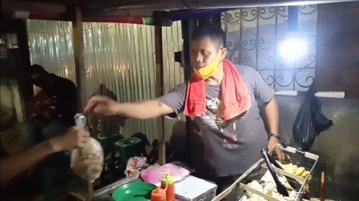 Anta Badrun pemilik, penjual gorengan di Jalan Di Panjaitan tepat di depan Bank BCA Jelutung, Kota Jambi,