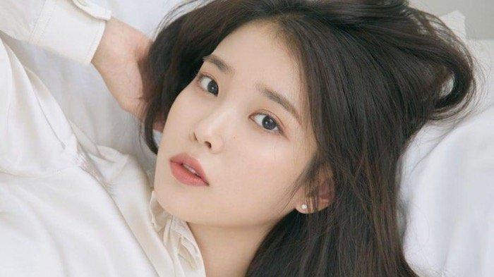 Ilustrasi artis Korea - Penyanyi wanita asal Korea Selatan, IU