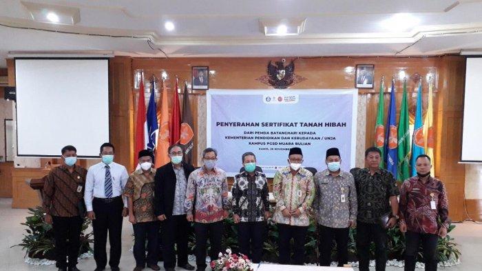 Penyerahan sertifikat tanah hibah Universitas Jambi.