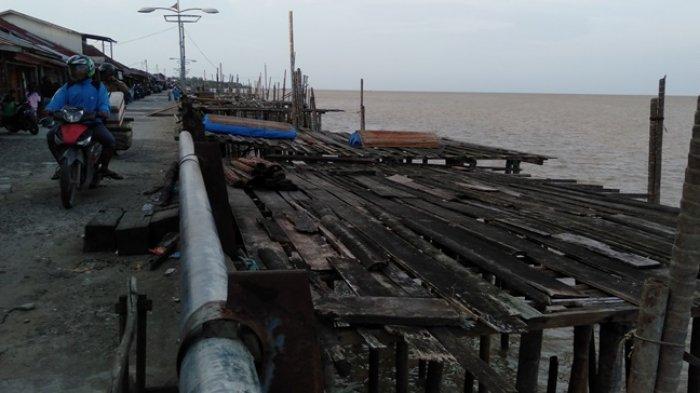 Perairan Tanjab Timur dilihat dari dermaga Kampung Laut.