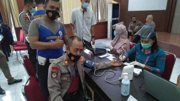 Personil Polres Muarojambi saat menjalani vaksin Covid-19. Hampir 100 Persen Personil Polres Muarojambi dan Jajaran Sudah Divaksin Covid-19
