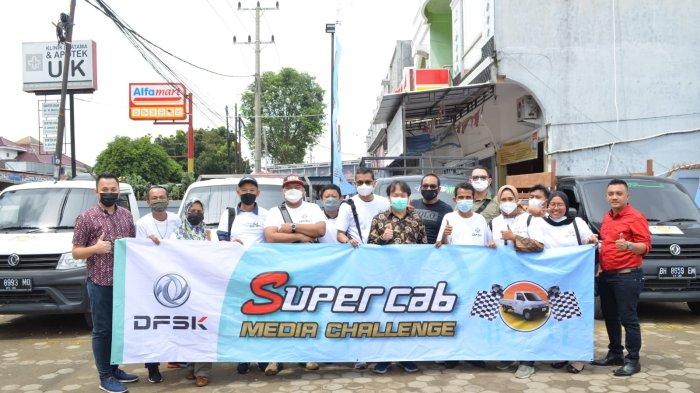 Peserta uji irit DFSK Super Cab sebelum konvoi mengelilingi Kota Jambi, Kamis (16/12).