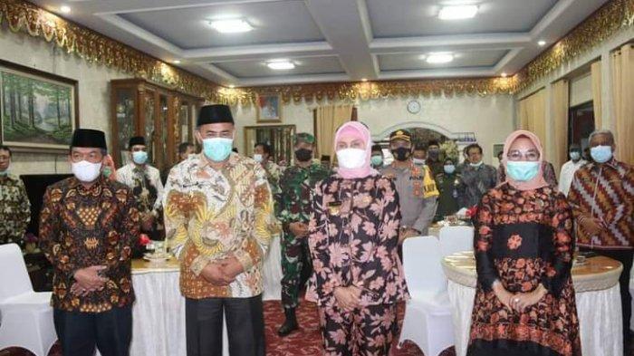Pj Gubernur Jambi Dr Hari Nur Cahya Murni,M.Si berfoto bersama Wakil Bupati Sarolangun, Hilalatil Badri