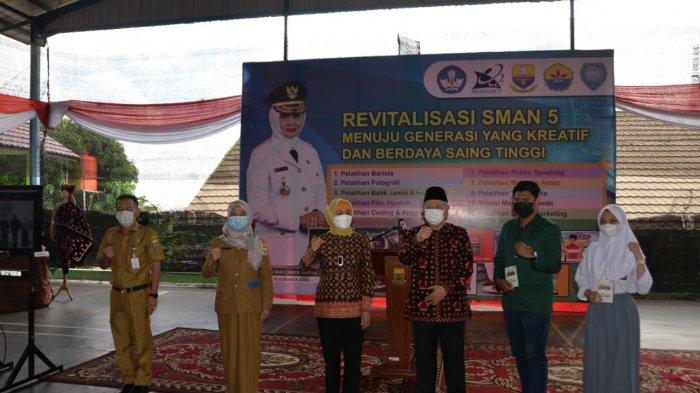 Pj.Gubernur Jambi Dr.Hari Nur Cahya Murni, M.Si meluncurkan program entrepreneur muda “Revitalisasi SMAN 5 Provinsi Jambi Menuju Generasi yang Kreatif dan Berdaya Saing Tinggi”.